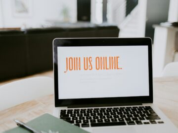 Hjælp til flyrejser macbook pro on brown wooden table